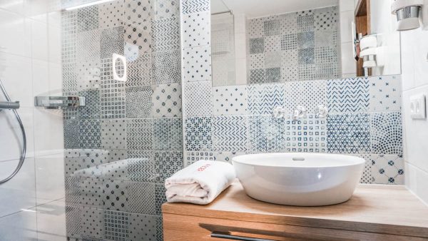 Wieser Handwerk | Wir leben Handwerk | Bad&Sanitär | Badezimmerwand mit Fliesen blau/weiß