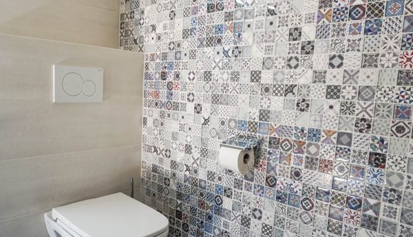 Wieser Handwerk | Wir leben Handwerk | Bad&Sanitär | Toilette mit Blauen Wandfliesen Mosaik