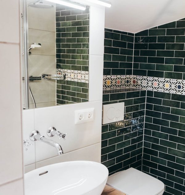 Wieser Handwerk | Wir leben Handwerk | Bad&Sanitär | Toilette mit Grünen Wandfliesen