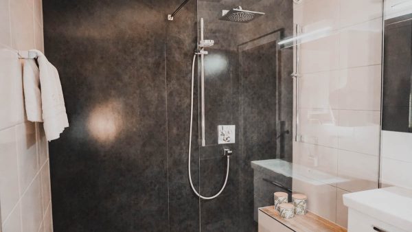 Wieser Handwerk | Wir leben Handwerk | Bad&Sanitär | Dunkle Dusche mit großer Glaswand