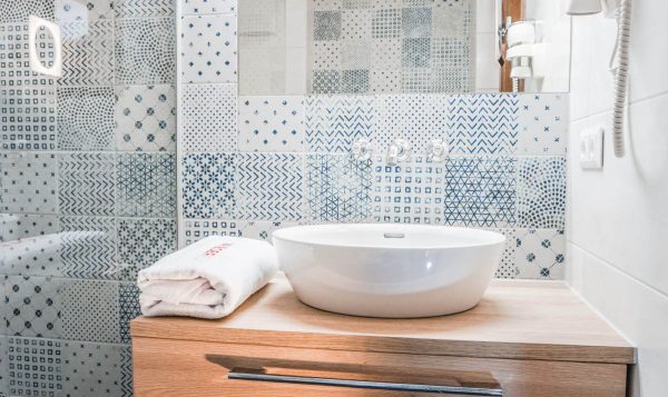 Wieser Handwerk | Wir leben Handwerk | Bad&Sanitär | Badezimmerwand mit Fliesen blau/weiß 3